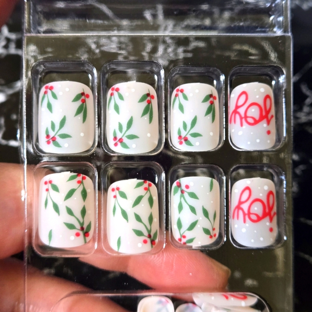 24 Nails Mistletoe Holiday Nail Art Set